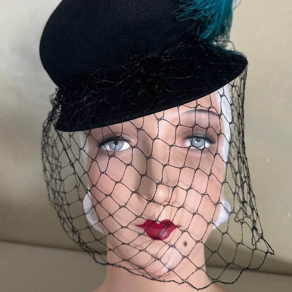 IMPRESSIVE 1940s\' BLACK FELT TILT HAT WITH AQUA FEATHER & BLACK VEIL main image 7